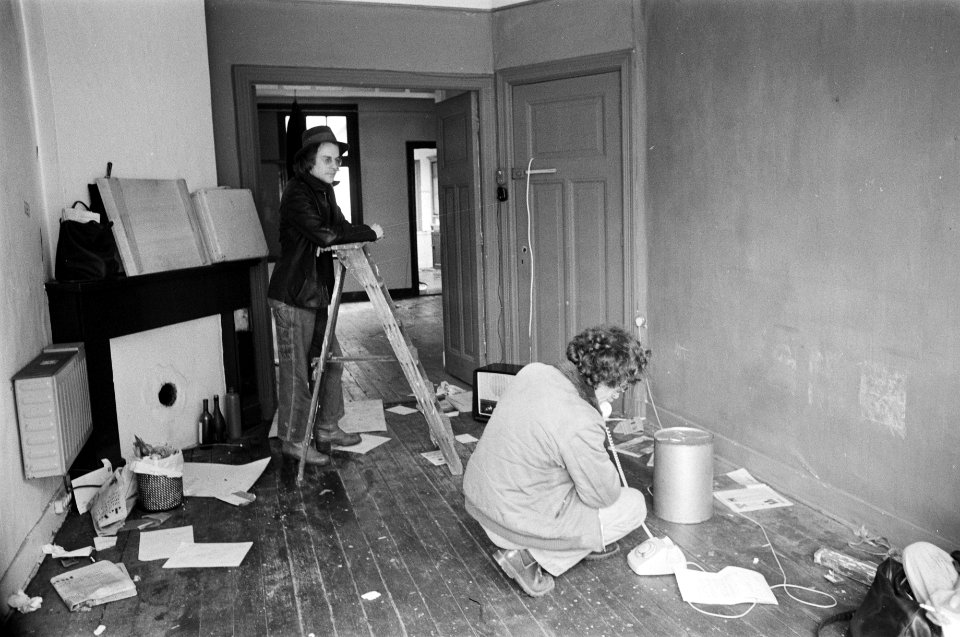 Bewoners ontruimen pand in Sint Antoniesbreestraat in Amsterdam, Nieuwmarktbuurt , Bestanddeelnr 927-7866