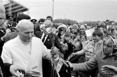 Bezoek Paus Johannes Paulus II aan Nederland Paus begroet het publiek persoonli, Bestanddeelnr 933-3256