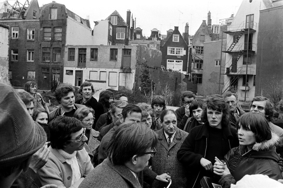 Bewoners ontruimen pand in de Sint Antoniesbreestraat in Amsterdam, Nieuwmarktbuurt , Bestanddeelnr 927-7867