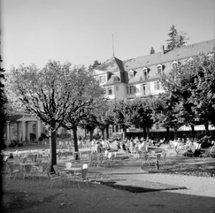 Bezoekers op het terras van het Parkhotel in het Kurpark, Bestanddeelnr 254-4247