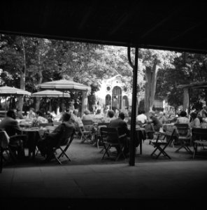 Bezoekers op een terras in het Kurpark van Bad Mergentheim, Bestanddeelnr 254-3218