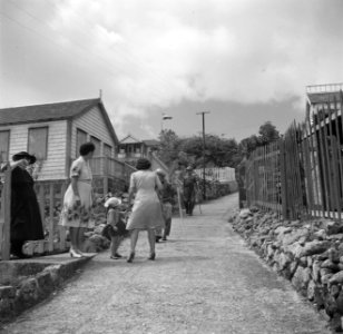 Bewoners op straat in het dorp Windwardside op Saba, Bestanddeelnr 252-8261