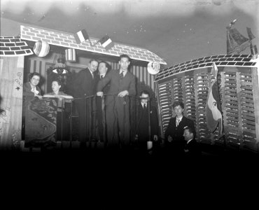 Bezoekers van de dansgelegenheid en nachtclub Balajo in de Rue de Lappe, Bestanddeelnr 190-0801