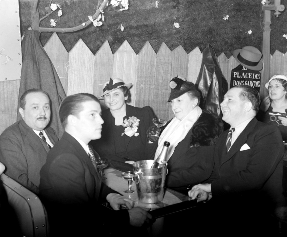 Bezoekers van de dansgelegenheid en nachtclub Balajo in de Rue de Lappe met wit, Bestanddeelnr 190-0802