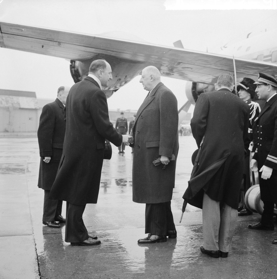 Bezoek President De Gaulle aan Nederland. President en mevrouw De Gaulle begroet, Bestanddeelnr 914-9320