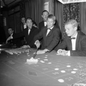 Bezoekers terwijl ze roulette spelen, Bestanddeelnr 918-3445