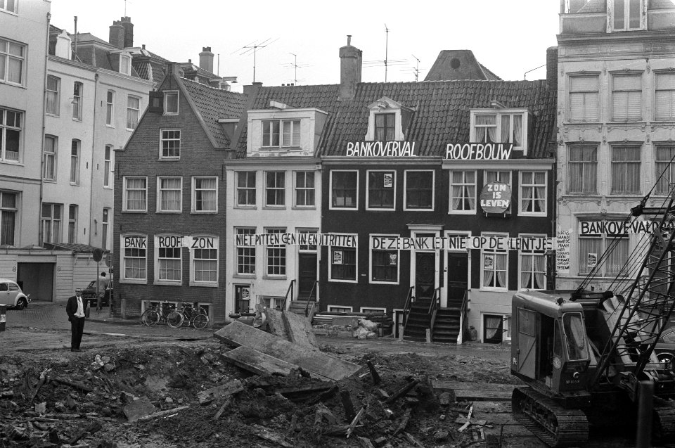Bewoners M J Kosterstraat Amsterdam protesteren tegen bouw van bank spandoeke, Bestanddeelnr 925-5054