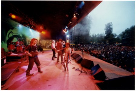 Bevrijdingspop op het Vlooienveld in de Haarlemmerhout. Optredenvan de Iers-Britse band Big Geraniums. NL-HlmNHA 54035200