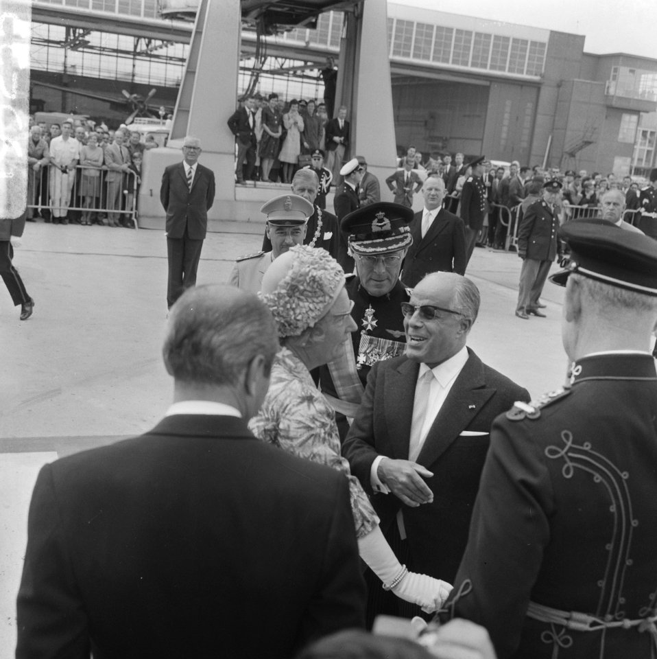 Bezoek President Bourguiba van Tunesie aankomst Schiphol koningin Juliana en pri, Bestanddeelnr 919-3235