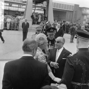 Bezoek President Bourguiba van Tunesie aankomst Schiphol koningin Juliana en pri, Bestanddeelnr 919-3235