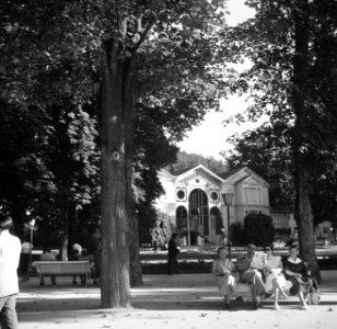 Bezoekers op een bank in het Kurpark van Bad Mergentheim, Bestanddeelnr 254-3221