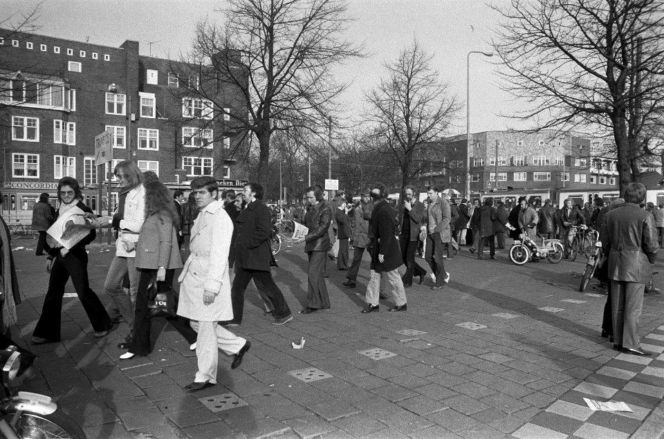 Bezoekers te voet op weg naar het stadion, Bestanddeelnr 926-8351