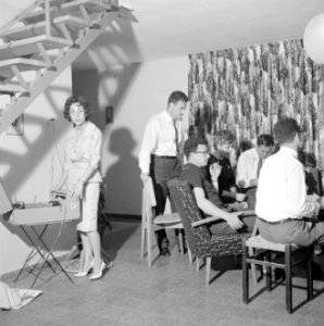 Bezoekers tijdens een feestje in huiselijke kring terwijl de gastvrouw bij de pl, Bestanddeelnr 255-4343