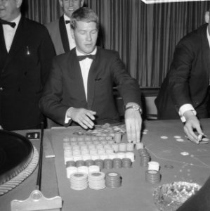 Bezoekers terwijl ze roulette spelen, Bestanddeelnr 918-3446