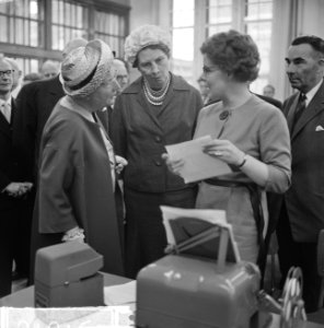 Bezoek van koningin Juliana aan Staatsbedrijf der PTT in Rotterdam, Bestanddeelnr 915-1010