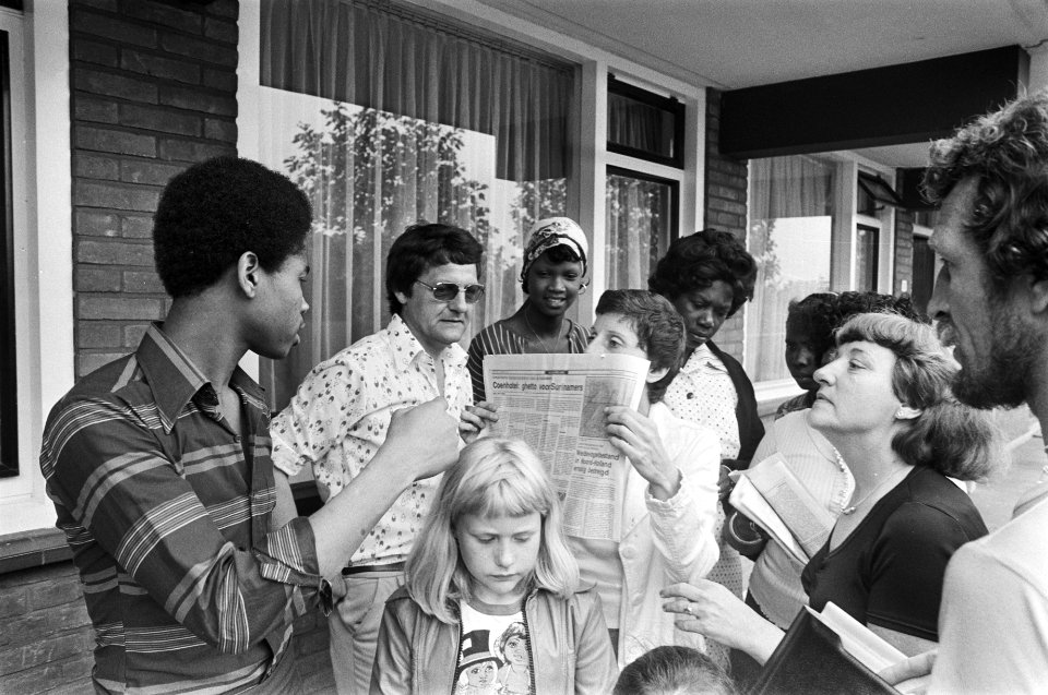 Bewoners Coenhotelflat (Amsterdam) protesteren tegen slechte huisvesting Surinam, Bestanddeelnr 929-2314