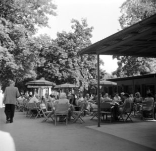 Bezoekers op een terras in het Kurpark van Bad Mergentheim, Bestanddeelnr 254-3214