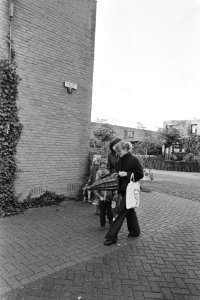 Bewoners in de wijk De Staart waar gif is gevonden, Bestanddeelnr 931-7727