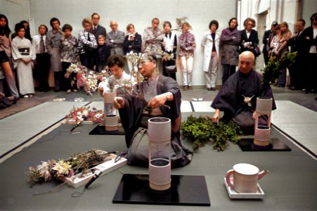 Bezoekers van het museum kijken toe, Bestanddeelnr 925-5955