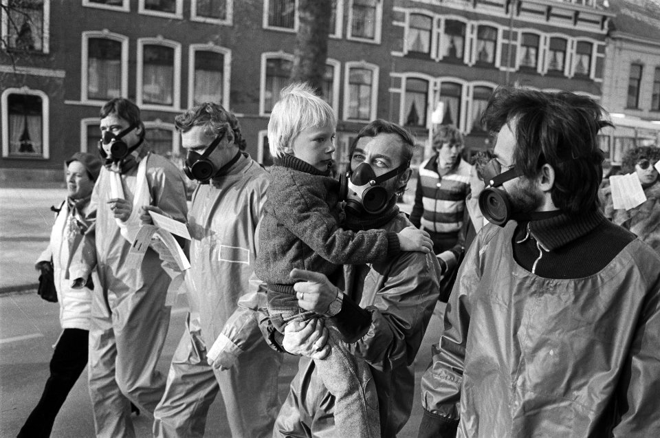 Bewoners Gifwijk De Staart in Dordrecht brengen girokaarten en heffingen terug, Bestanddeelnr 931-9117
