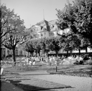 Bezoekers op het terras van het Parkhotel in het Kurpark, Bestanddeelnr 254-4248