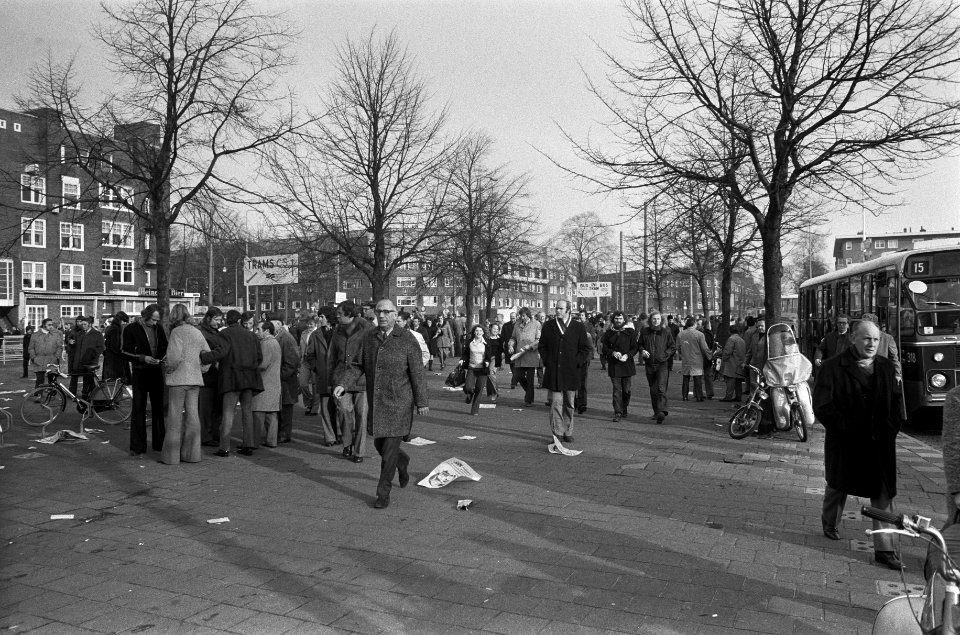 Bezoekers te voet op weg naar het stadion, Bestanddeelnr 926-8352