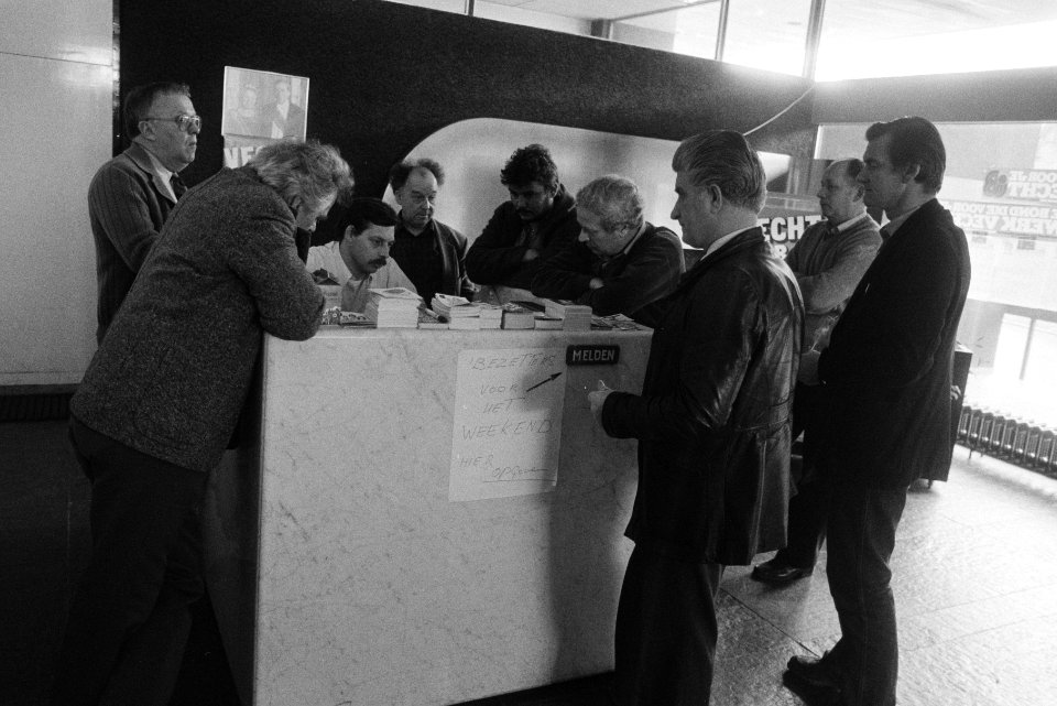 Bezetters luisteren via de radio naar de Kamercommissievergadering over RDM, Bestanddeelnr 932-5467