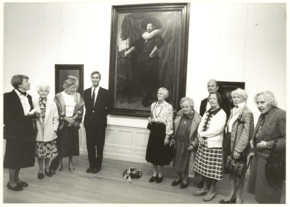 Bewoners en bestuurders van het hofje van Heijthuijsen aan de Kleine Houtweg, hebben een bloemenkrans gelegd bij het levensgrote portret van Willem van Heijthuijsen in het Frans Halsmuseum. Hij heeft