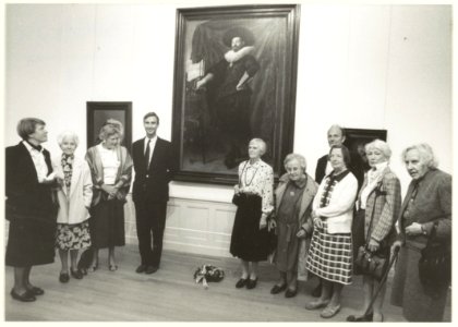 Bewoners en bestuurders van het hofje van Heijthuijsen aan de Kleine Houtweg, hebben een bloemenkrans gelegd bij het levensgrote portret van Willem van Heijthuijsen in het Frans Halsmuseum. Hij heeft