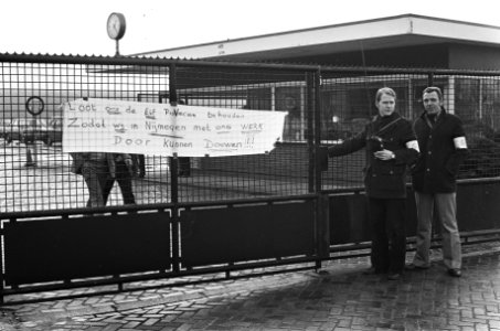 Bezetting bedrijf Tealtronic wacht bij ingang bedrijf, Bestanddeelnr 928-9683