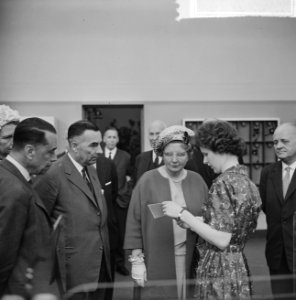 Bezoek van koningin Juliana aan Staatsbedrijf der PTT in Rotterdam, Bestanddeelnr 915-1013