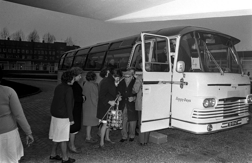Bewoners van bejaardentehuis in Roeterstraat verhuizen na Flevohuis Amsterdam, Bestanddeelnr 925-2215