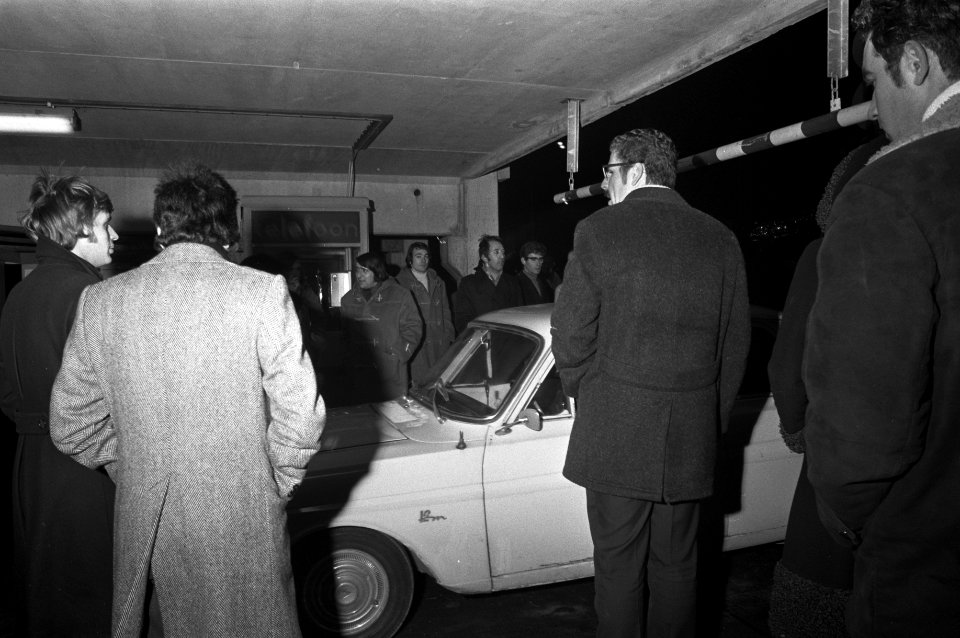 Bewoners Bijlmermeer vernielen slagbomen van garage, Bestanddeelnr 925-3540