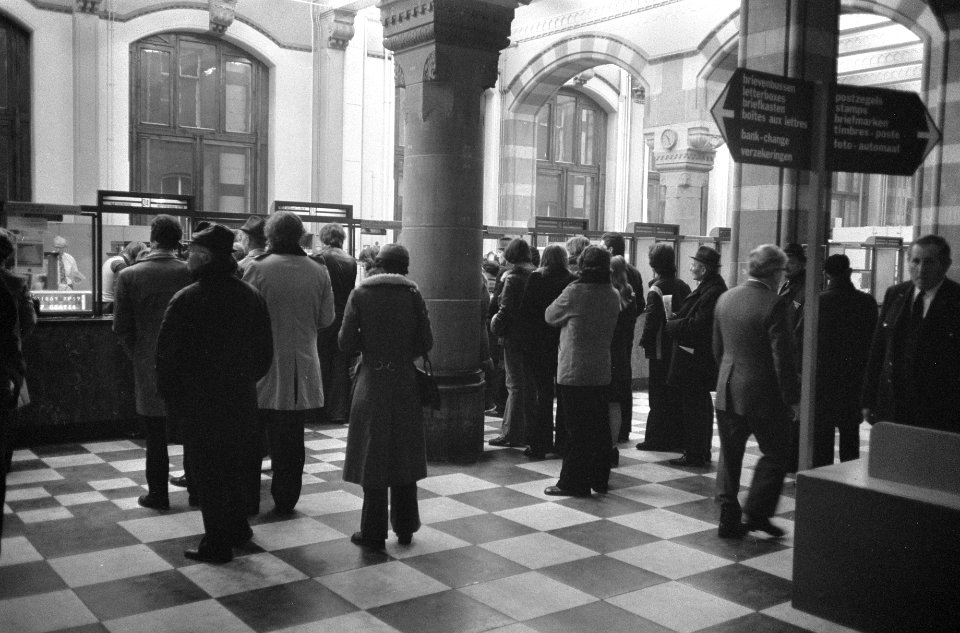 Bezoekers in de hal van het postkantoor, Bestanddeelnr 926-9326
