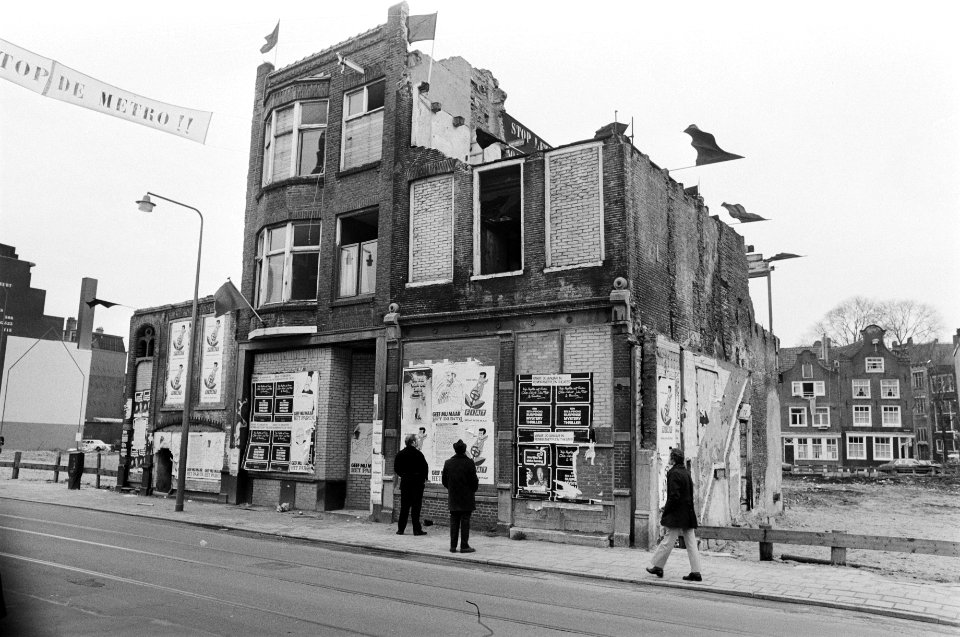 Bewoners ontruimen pand in de Sint Antoniesbreestraat in Amsterdam, Nieuwmarktbuurt , Bestanddeelnr 927-7864