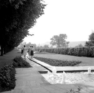 Bezoekers in het Kurpark van Bad Mergentheim, Bestanddeelnr 254-4586