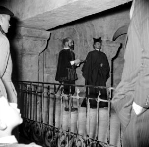 Bezoekers kijken naar een historisch tafereel in het museum, Bestanddeelnr 254-0086
