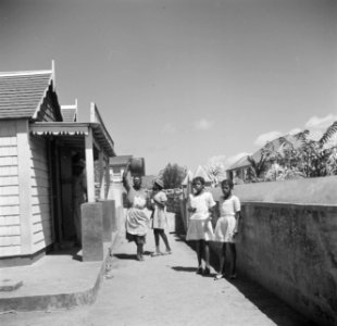 Bewoners op straat in het dorp Windwardside op Saba, Bestanddeelnr 252-8262