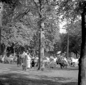 Bezoekers in het Kurpark van Bad Mergentheim, Bestanddeelnr 254-4581