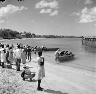 Bewoners op het strand bij Marigot op het Franse deel van Sint-Maarten, Bestanddeelnr 252-8085