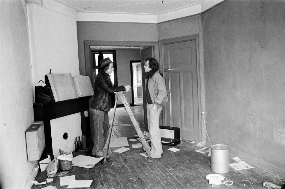 Bewoners ontruimen pand in de Sint Antoniesbreestraat in Amsterdam, Nieuwmarktbuurt , Bestanddeelnr 927-7865