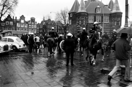 Bewoners Nieuwmarktbuurt Amsterdam verzetten zich tegen sloop van huizen voor me, Bestanddeelnr 927-6413