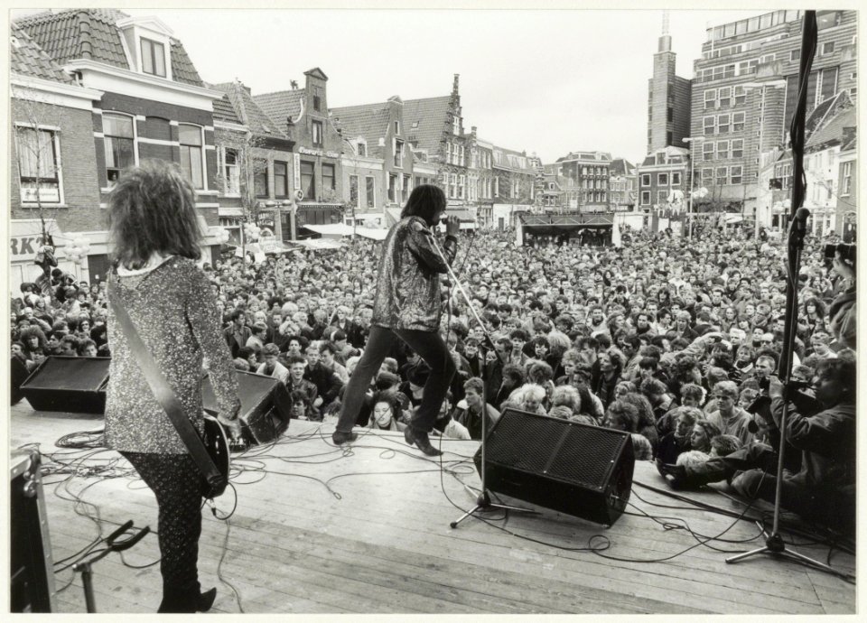 Bevrijdingspop tegen discriminatie. Op de Botermarkt, ziende naar het oosten. NL-HlmNHA 54015334