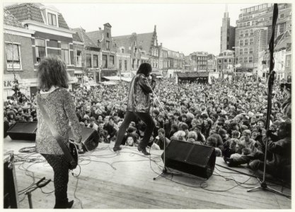 Bevrijdingspop tegen discriminatie. Op de Botermarkt, ziende naar het oosten. NL-HlmNHA 54015334