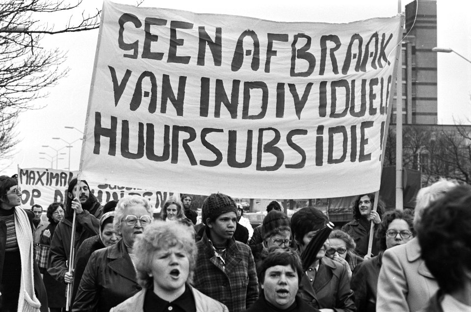 Bewoners uit Rotterdamse wijk Crooswijk demonstreren rond en op Binnenhof voor b, Bestanddeelnr 928-9059