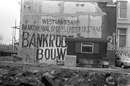 Bewoners M J Kosterstraat Amsterdam protesteren tegen bouw van bank spandoeke, Bestanddeelnr 925-5053