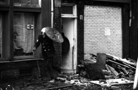 Bewoners Nieuwmarktbuurt Amsterdam verzetten zich tegen sloop van huizen voor me, Bestanddeelnr 927-6402