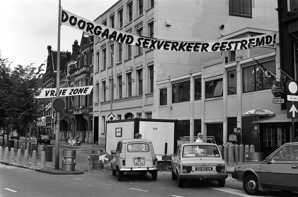 Bewoners hebben De Ruyterkade te Amsterdam afgesloten uit protest tegen tippelz, Bestanddeelnr 933-4032