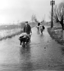 Bewoners evacueren met persoonlijke bezittingenin kruiwagens, Bestanddeelnr 905-5148
