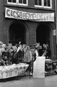 Bezetters voor de ingang van CICSA, Bestanddeelnr 931-6395